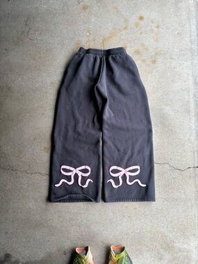 Edikted Charcoal Wide-Leg Sweatpants with Pink Bow Appliqués